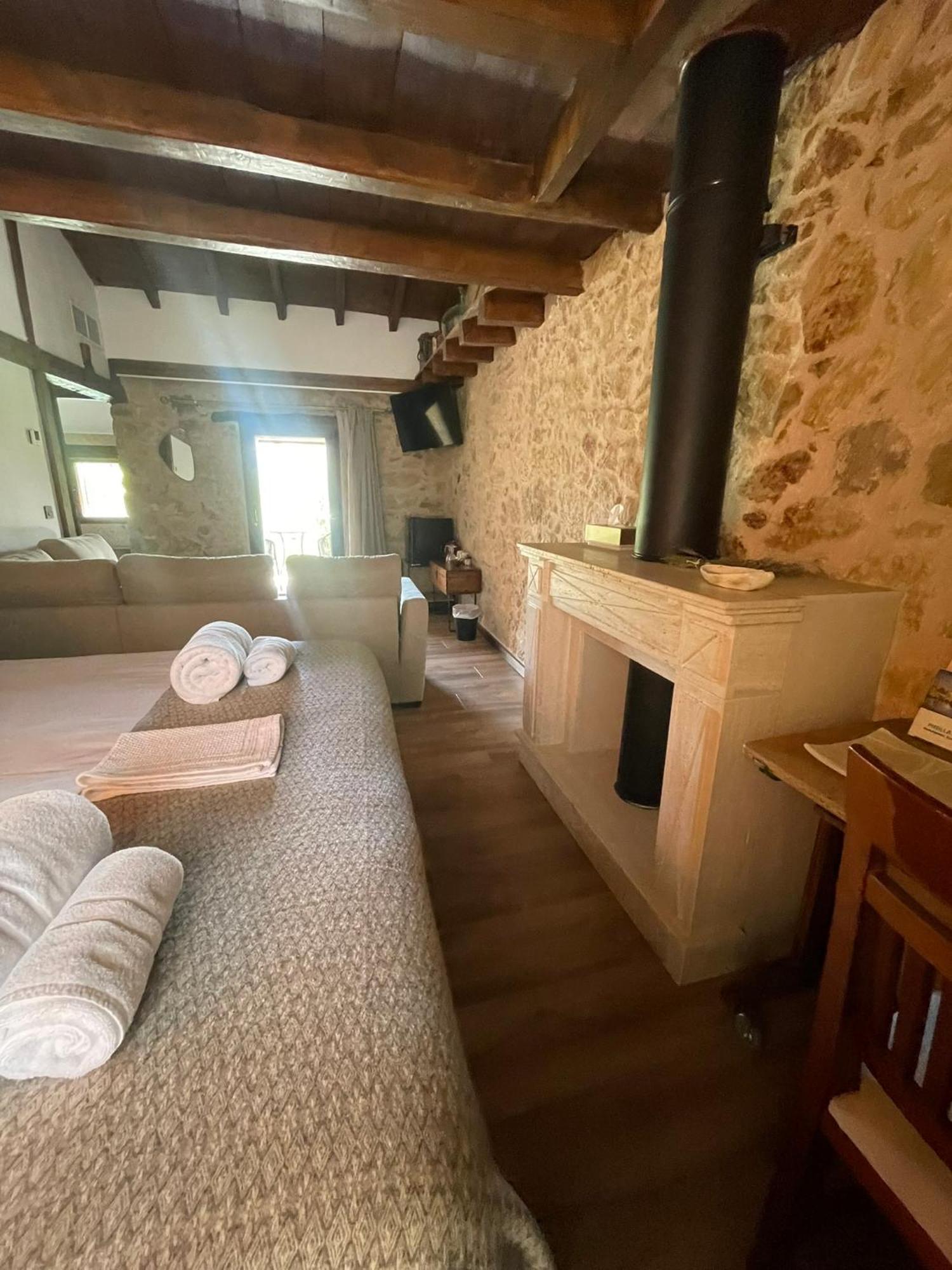 La Casa Del Cantero Pinilla del Valle Exterior photo